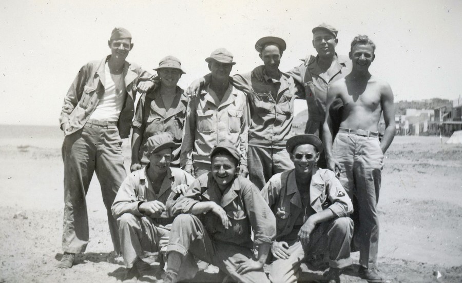 Weiner-Album-024-beach-group